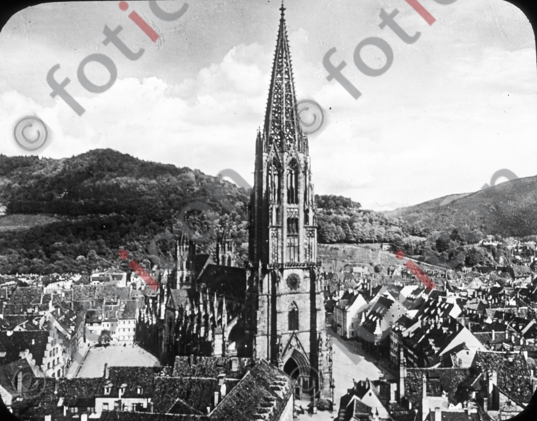 Freiburger Münster | Freiburg Cathedral - Foto foticon-simon-127-022-sw.jpg | foticon.de - Bilddatenbank für Motive aus Geschichte und Kultur